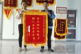 小女孩晚上迷路，公交好司机交班后骑车带她找到家图片