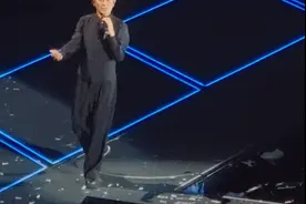 突发！刘德华演唱会不慎踩空摔倒，疑似受伤图片