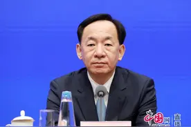 人形机器人迎宾、无人驾驶车接驳、AI同声传译 这届论坛年会科技味儿更浓图片