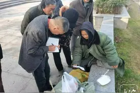 山东一男子流落阜南 志愿者自掏腰包驱车送其回家图片