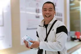 新钞成“抢手货”！广州街坊：换1元、5元凑个“8”的好意头图片
