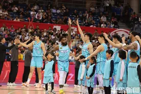 青岛国信男篮113:118惜败广东，结束两连胜图片