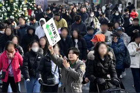 韩媒：“福宝”回中国前在韩最后一天展示，有韩国民众凌晨3点半就开始排队告别图片
