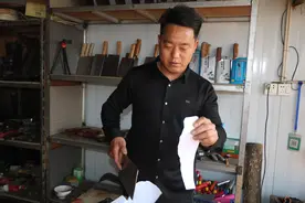 打铁手艺上直播  铁匠铺生意火图片