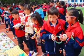叫卖、套圈、盲盒……爱心义卖，孩子们的爱“热辣滚烫”图片