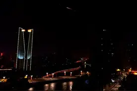神舟十八号载人飞船返回舱掠过库尔勒上空图片