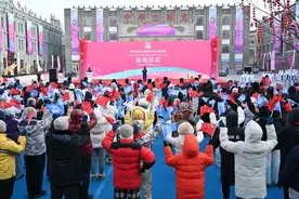 见证冰雪的火焰，冰城的热情——哈尔滨第九届亚冬会火炬传递活动上午举行图片