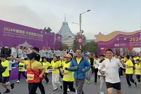 奔赴崭新的2025！2024中缅瑞丽—木姐跨国马拉松鸣枪开跑图片