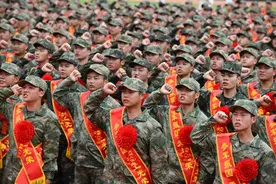 阜阳欢送1300多名新兵奔赴军营图片