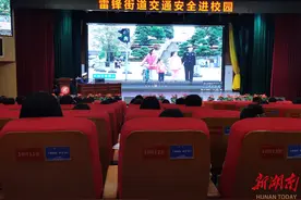 送安全头盔进学校，促师生平安出行图片