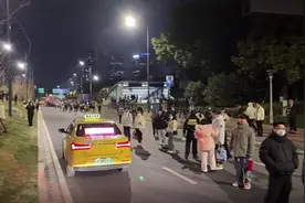 南京地铁10号线突发故障致大量乘客滞留，官方：正抢修，已安排接驳车图片