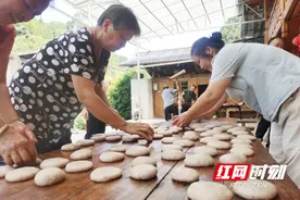 麻阳苗乡：打红米新糍粑    静享传统民俗图片