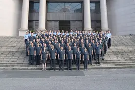 【广法时讯】红旗飘扬庆华诞  法徽闪耀护司法——广德市人民法院举行迎国庆升旗仪式图片