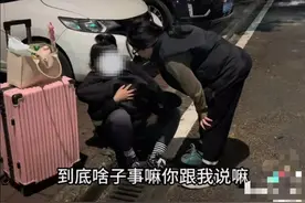 四川妈妈独自带娃到重庆看病深夜路边歇脚，被爱心夫妻请回家：头发淋湿了，先回屋图片