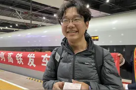 上海南站今晨开出首批高铁！有铁路迷特地从外地赶来体验，上海各火车站列车开行今起有变化图片