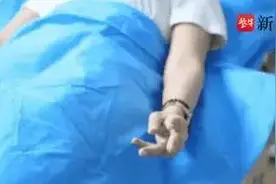 女子和人吵架，吵着吵着手变“鸡爪”！图片