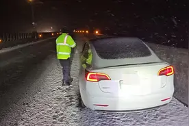 注意！雅西高速持续降雪路面不具备安全通行条件，双向道路已管控图片