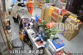 共建美好家园 感谢有你|这份温暖从酷暑延续到寒冬，环卫女工扛着自种大南瓜答谢爱心老板娘图片