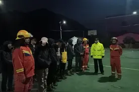 19名登山爱好者被困大冶深山，救援人员搜寻6小时成功助驴友脱险图片