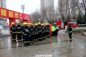 威宁消防大队组织开展大型商业综合体灭火救援实战演练图片