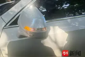 两辆车“相会”司机互不相让，结果两后视镜都遭了殃图片