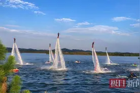 水上飞人腾空起，萌娃表演“水上漂”！广水月光海举行特色水上表演图片