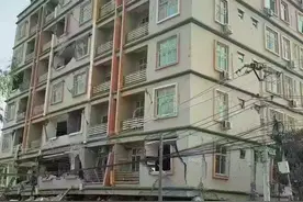 曼德勒一公寓被震塌11层变7层，网友称其两个姐姐被困，晚间救援作业较难进行图片