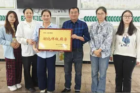 黄石十六中食堂获评“湖北样板厨房”称号图片