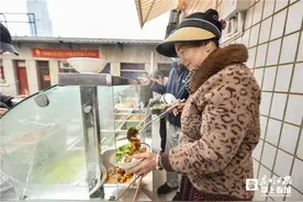 盘龙区白塔社区老年人尽享幸福食光图片