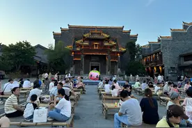 去晚了没位置，汉口里摆起“竹床阵”来，还是儿时的味道图片