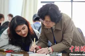 50余名外籍师生在赣体验景泰蓝制作 感受非遗魅力图片