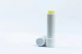 润唇膏还要纵向涂抹？一文教你用对润唇膏图片