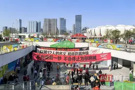 世预赛国足对澳大利亚队在杭州开赛，20岁球迷全脸涂红为国足加油图片