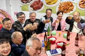 黄仁勋现身大排档，与陈茂波、沈南鹏等人同桌！近期密集访问亚洲：和孙正义对话，在印度同亚洲首富交谈图片