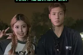 音乐节上偶遇足球运动员陈蒲，很多人跟他合影了，网友：这也算意外收获。图片
