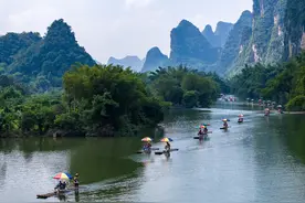 广西阳朔：遇龙河竹筏漂流人气旺图片