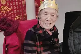 听听百岁老人的“长寿经”|徐修兰：直爽开朗 早睡早起 喜欢水果 爱看电视图片
