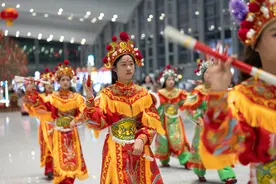 汕头英歌队向欧洲出发！机场快闪引中外旅客驻足围观｜文化中国行图片