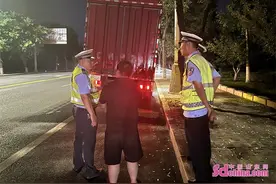 危险！货车货物严重倾斜 淄博博山交警紧急处置图片