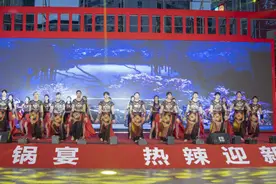 四川省达州市通川区千人共享火锅盛宴  幸运消费者吃出了一辆“帕萨特”图片