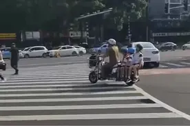 胆真大！三孩爸爸一台电动车载“葫芦娃”出街，结果交警来了……图片