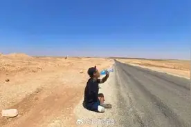 太酷了！独腿独臂小伙骑自行车环游世界图片