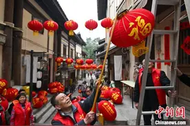 （新春见闻）挂灯笼、贴春联  重庆黄葛古道张灯结彩迎新春图片