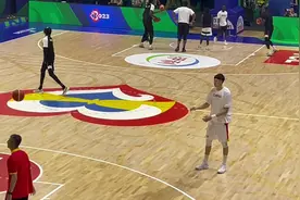 大战在即！随小吧一起来看看中国男篮的赛前热身视频封面
