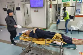 七旬老人夜间摔倒无人知，社工协助破门半小时送老人上了救护车图片