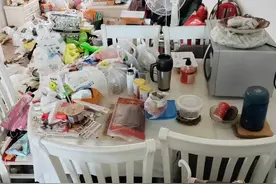 独居老人拾荒成瘾引投诉，社区暖心疏导解困局图片