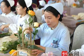 你们是我们心中的星，前行的光——年轻护士手制鲜花送前辈图片