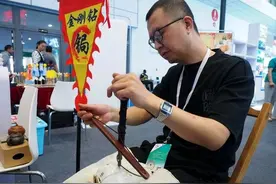 古老锔匠技艺重现文博会，一把茶壶锔40个钉子！图片