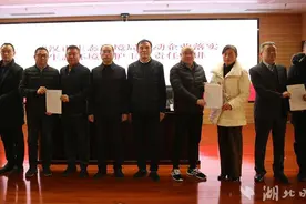 50家企业代表在汉签署履行生态环境保护主体责任承诺书图片