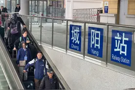 青岛2025年首趟“银发旅游专列”在城阳启程图片